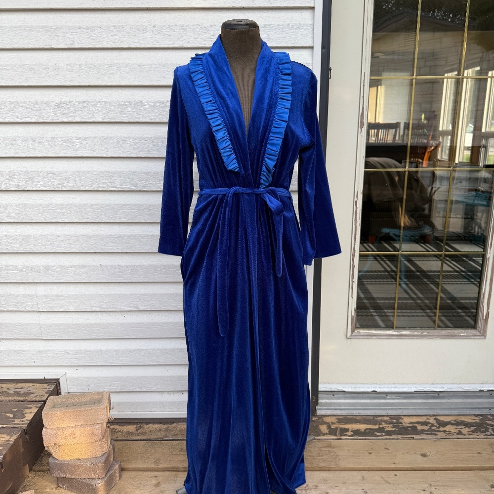 Vintage royal blue velvet/velour wrap robe—so luxe & cozy 💙